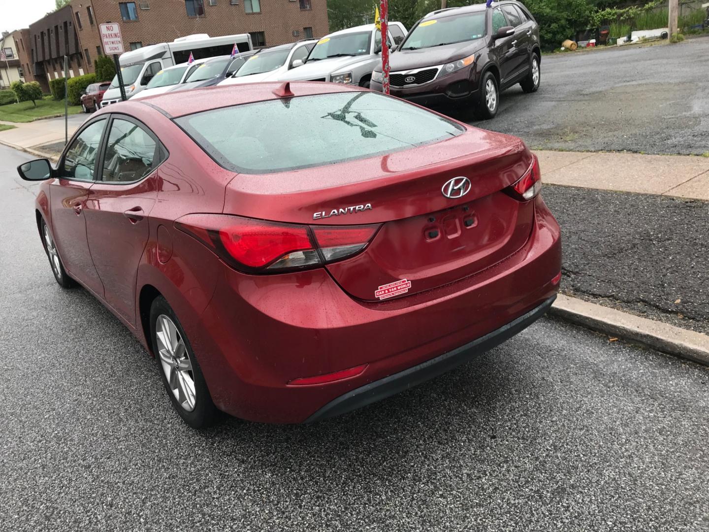 2015 Red /Gray Hyundai Elantra SE (5NPDH4AE7FH) with an 1.8 V4 engine, Automatic transmission, located at 577 Chester Pike, Prospect Park, PA, 19076, (610) 237-1015, 39.886154, -75.302338 - Photo#5